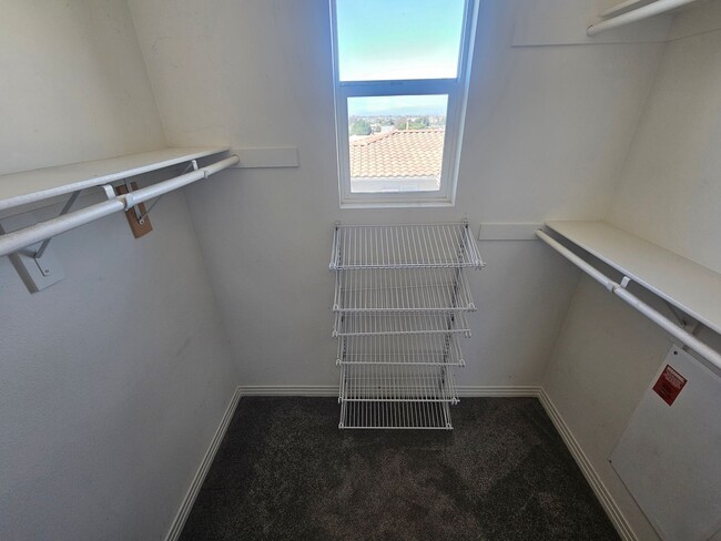 Building Photo - Gorgeous Stand Alone Town Home / Rolling Hills Golf Club is your Back Yard