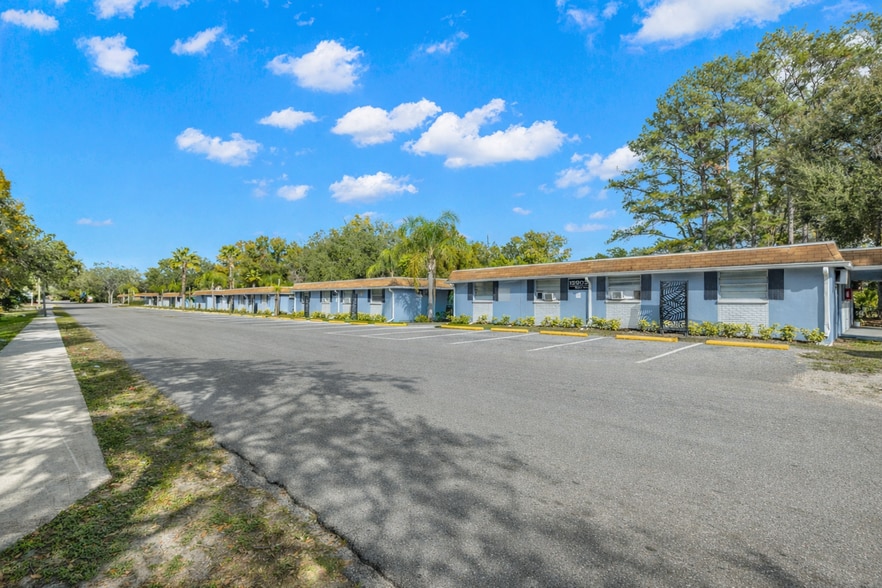 Building Photo - Uptown Villas 68