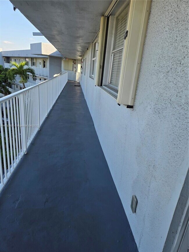 Building Photo - 119 Royal Pk Dr