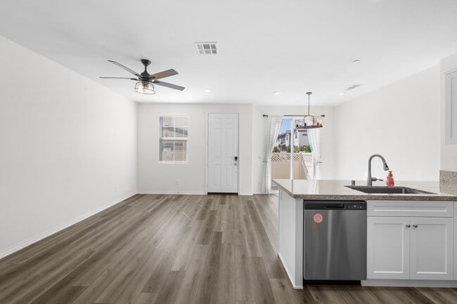 Building Photo - Beautiful 3 Bed / 2.5 Bath Condo with Open Floor Plan & Private Patio!