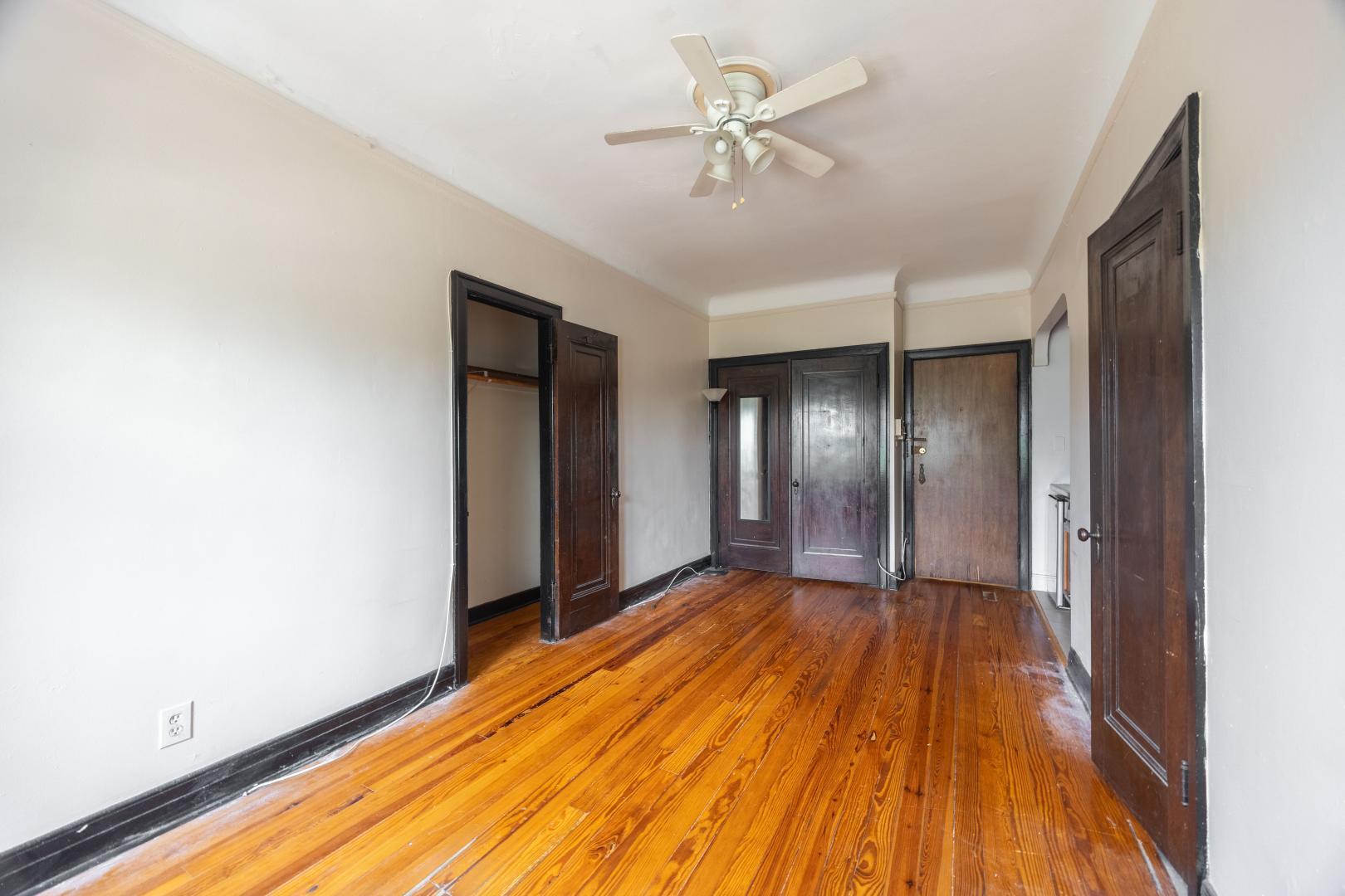 Building Photo - 948 W Cuyler Ave