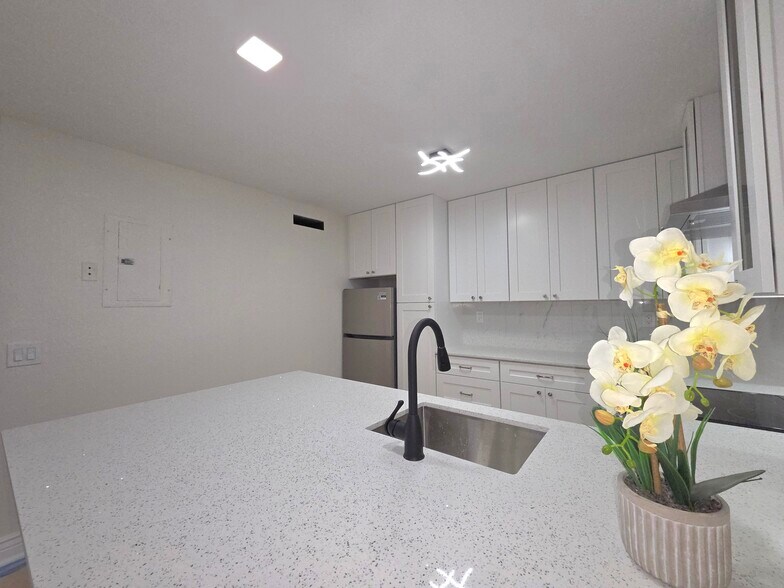 Building Photo - 5305 Buckhead Cir