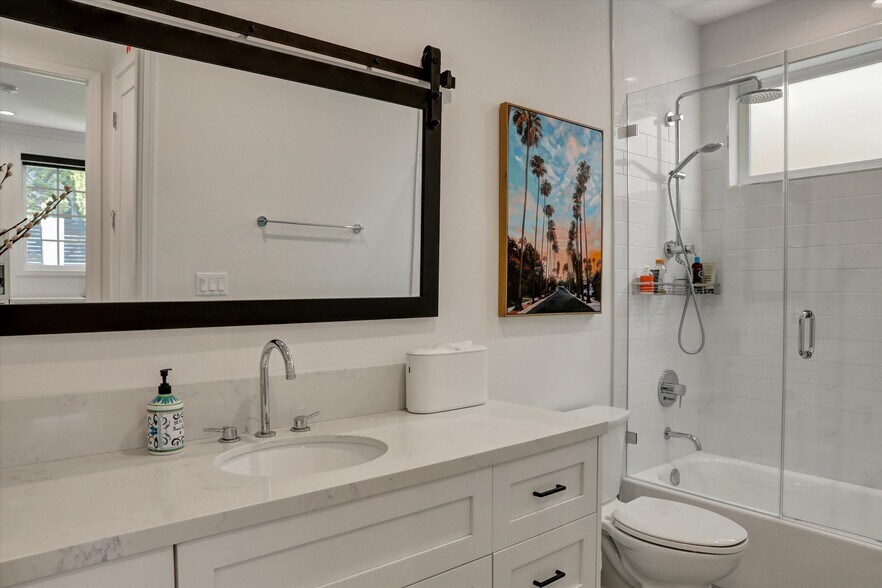 Building Photo - 10593 Kinnard Ave