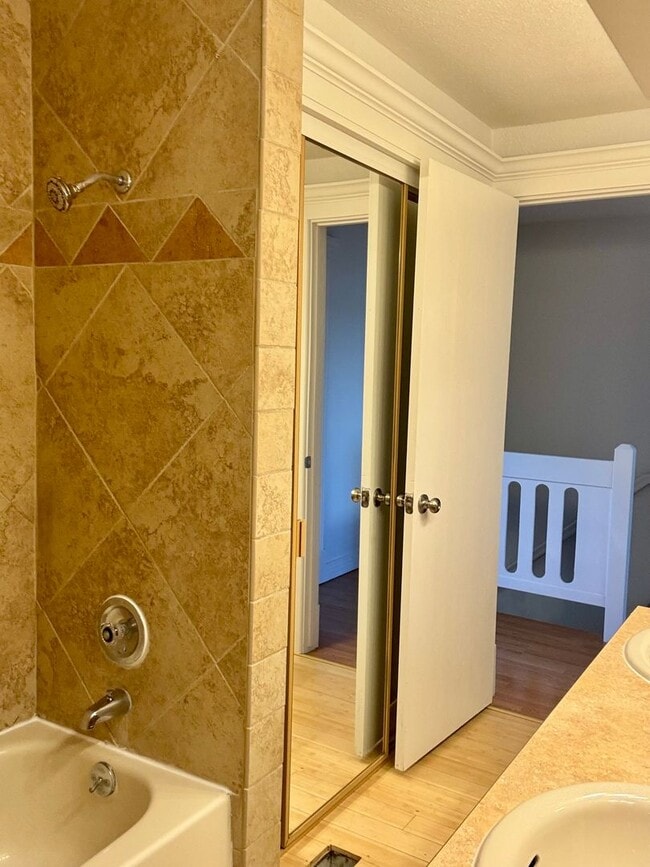 Building Photo - Great location 2 bedroom Condo