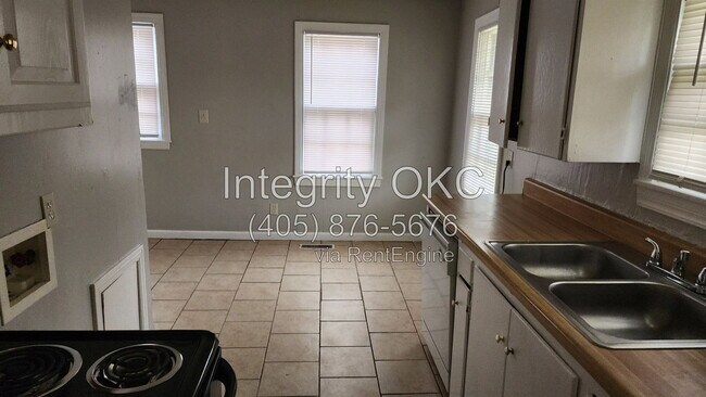 Building Photo - 2900 NW 46th St