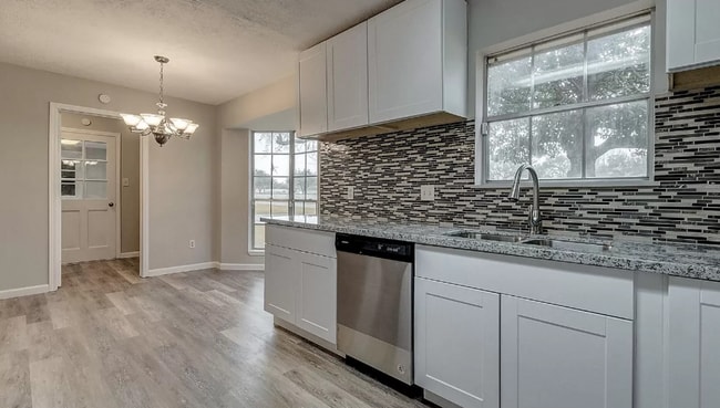 Building Photo - Amazing 4 Bedroom Homein the heart of Katy...