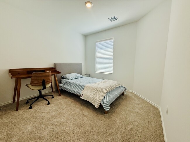 Building Photo - 5941 Bradford Pear Ln