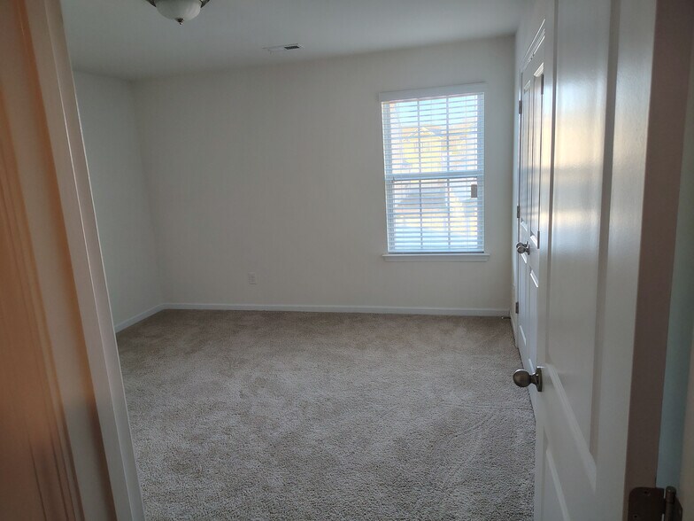 Building Photo - Room in House on Pennyroyal Wy