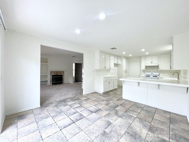 Building Photo - Spacious Home in Ivey Pointe!