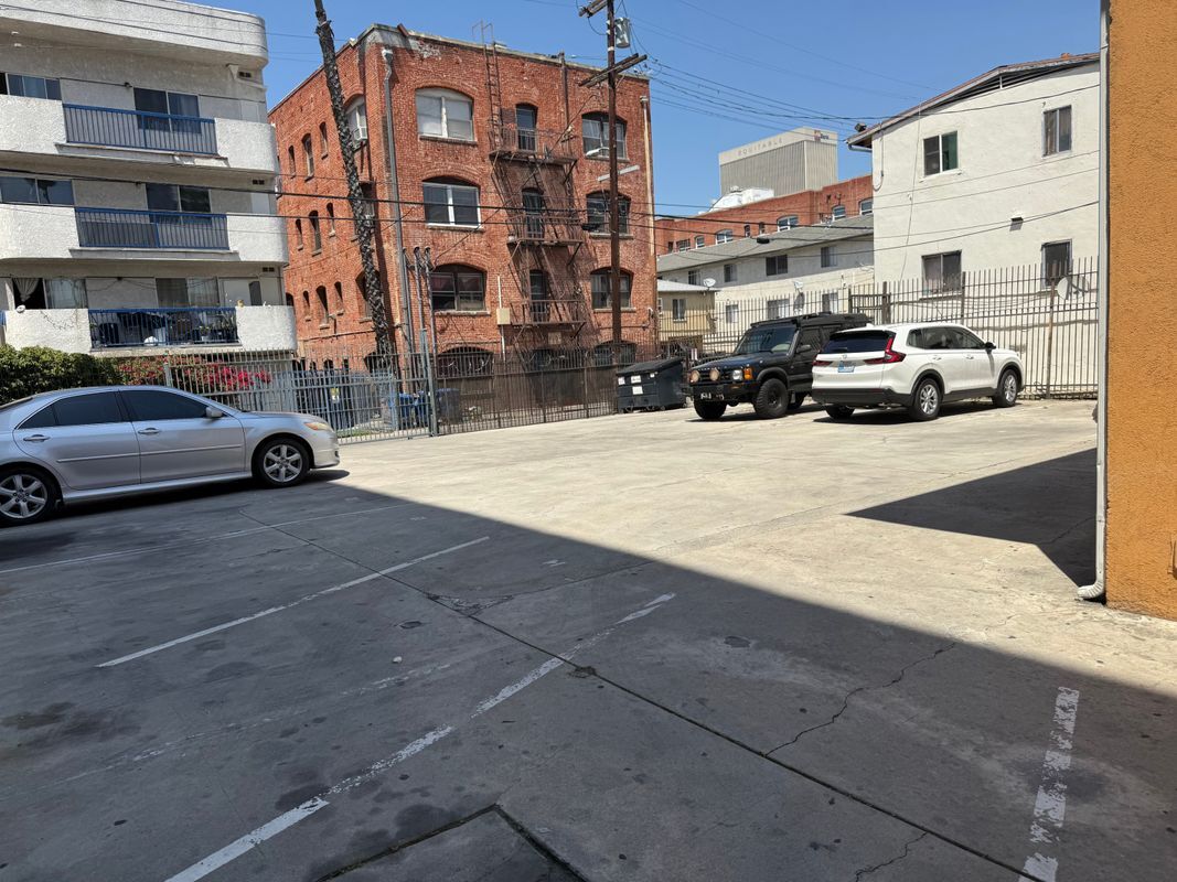 Building Photo - 749 S Berendo St