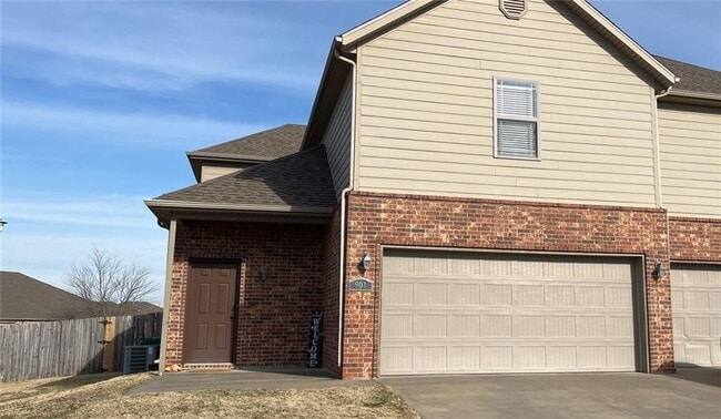 Primary Photo - 901 Oakwood Ln