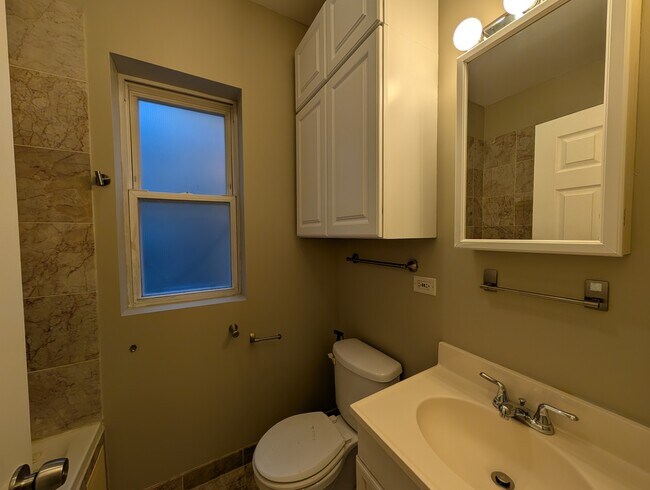 Building Photo - 6812 N Wayne Ave