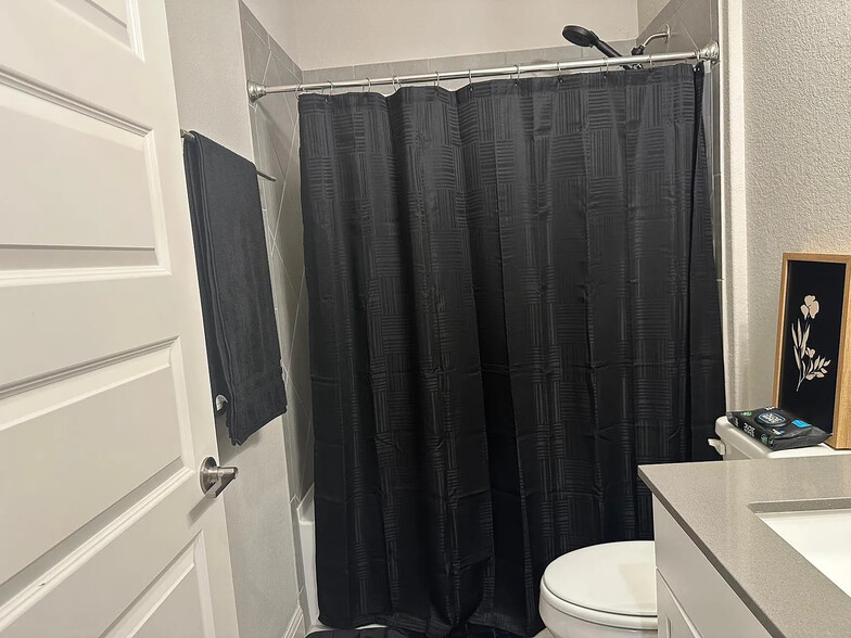 Building Photo - Room in House on Purple Heart Dr