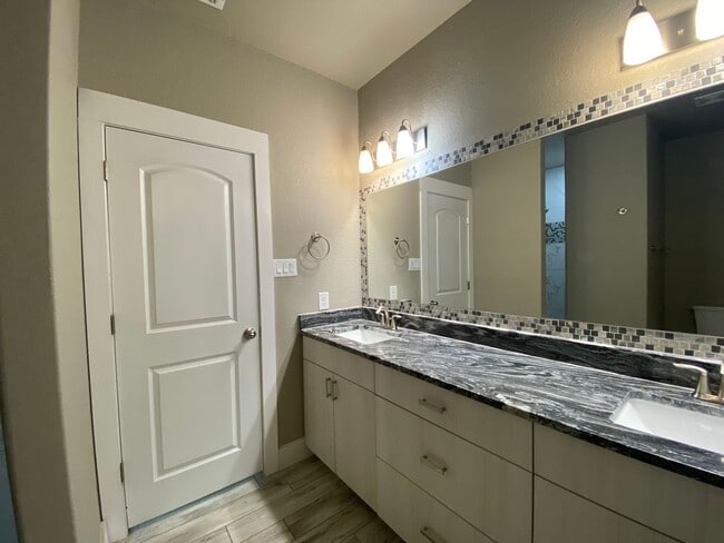 Building Photo - Located 1 Mile from IH 35/ No Carpet / Tons of Upgrades /  Turf Grass in Front Yard / Fenced in B...