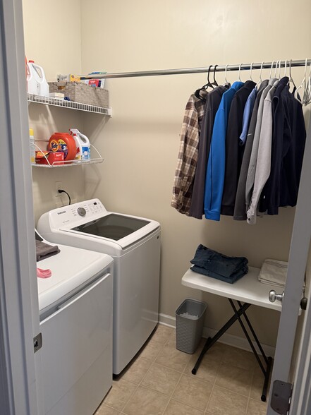 Building Photo - 8311 Viewpoint Ln