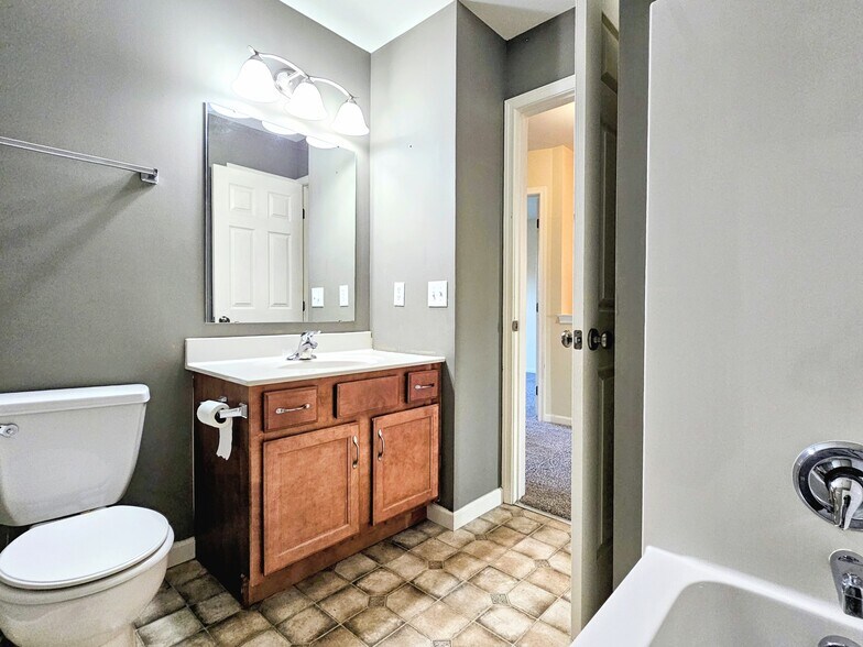 Building Photo - 117 Ironwood Ct