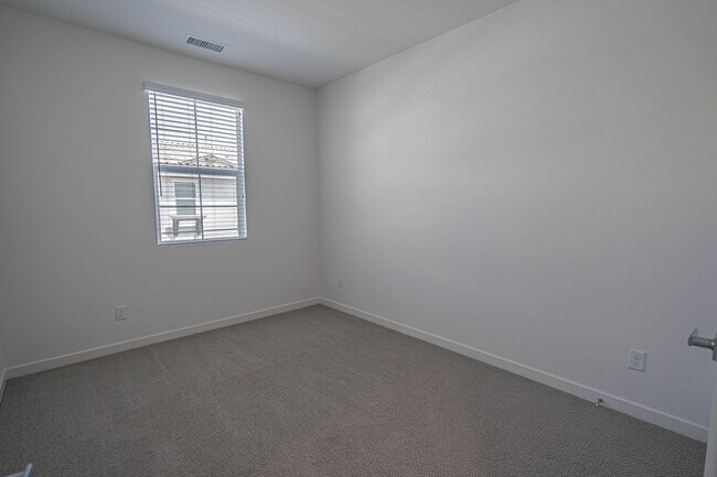 Building Photo - West Creek 3 Bedroom Townhome for Rent in Valencia.