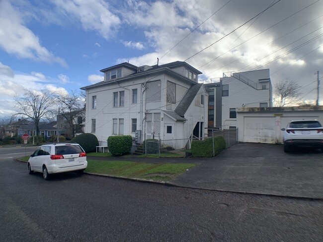 Building Photo - 621 23rd Ave E