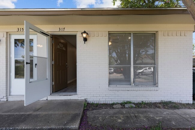 Building Photo - Spacious Duplex for Rent in Sherman, TX La...