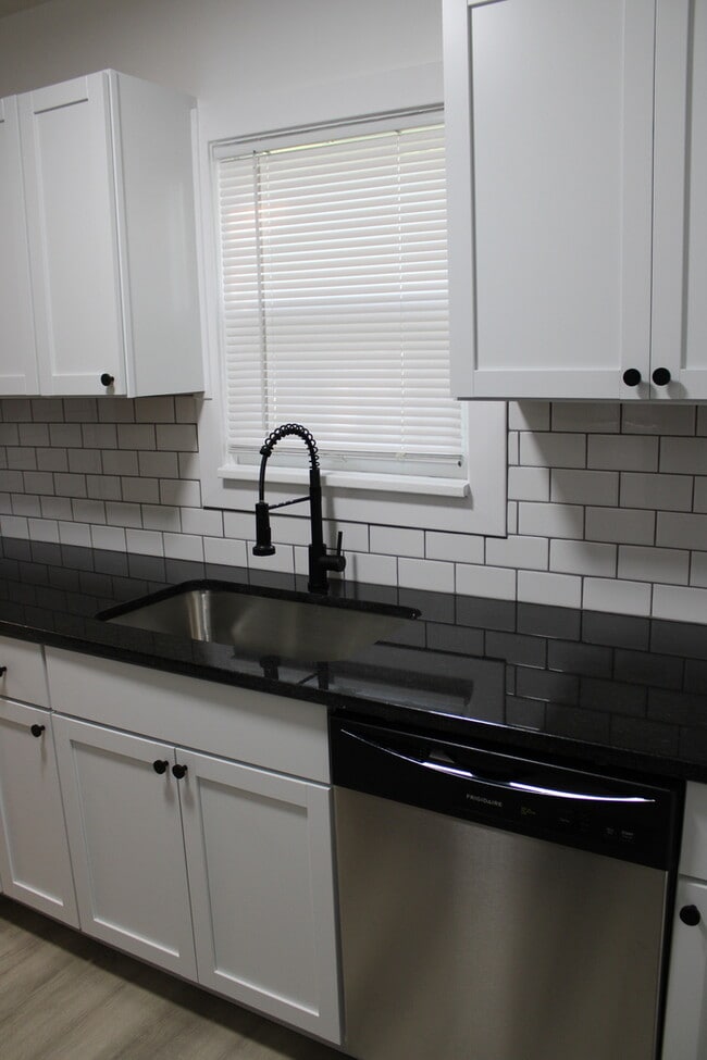Building Photo - 2bed 1bath in Midtown