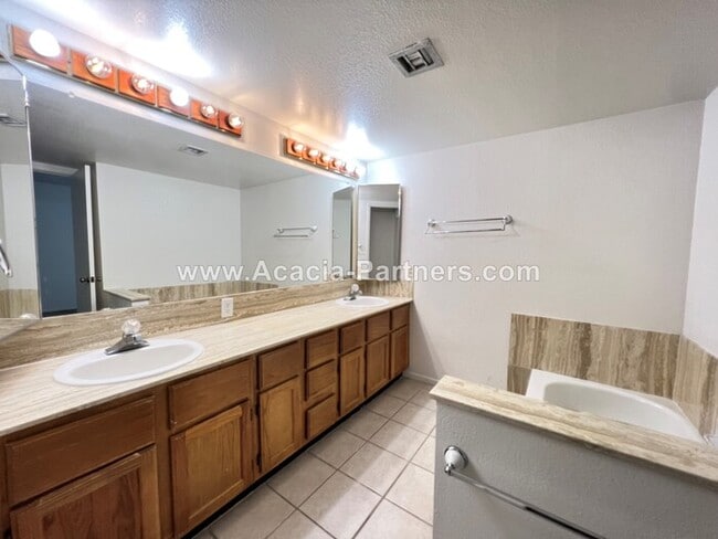 Building Photo - Fantastic 3 bed room 2 bathroom