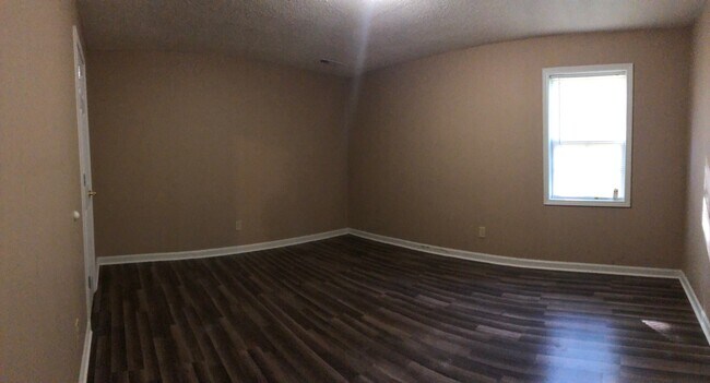 Building Photo - 501 N Bradford Ave