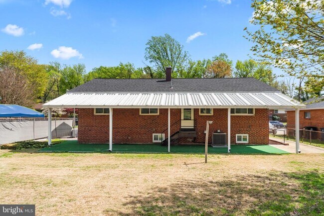 Building Photo - 2521 Fairhill Dr