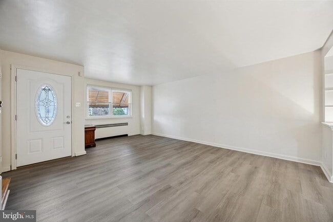 Building Photo - 255 Sherbrook Blvd