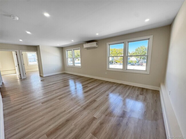 Building Photo - 110 Jericho Tpke