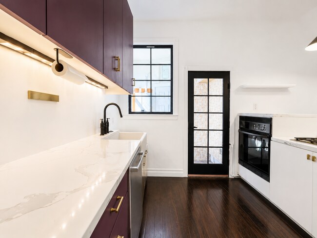 Building Photo - Luxury 3BR Victorian | Designer Home | Mission District | In-Unit Landry