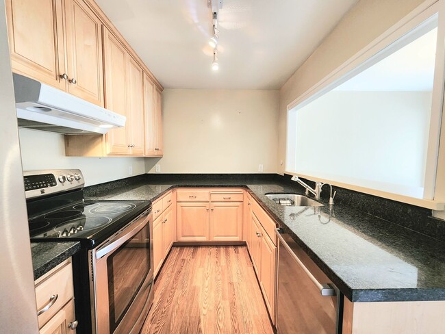 Building Photo - Woodlake two bed, 2 bath