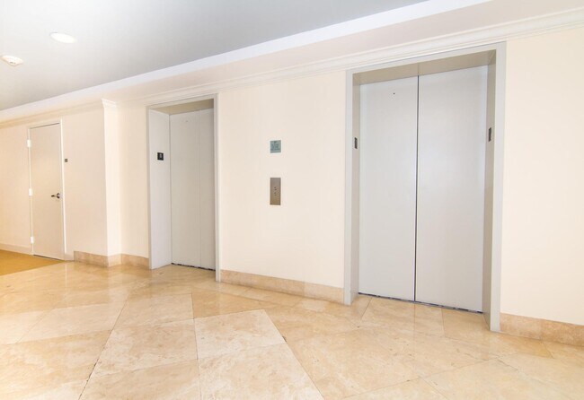 Building Photo - 511 SE 5 Ave