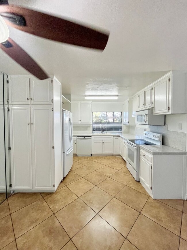 Building Photo - Spacious 3 Bedroom 2 Bathroom Town-Home with In-Unit Laundry, Pool and 2 Parking Spaces!
