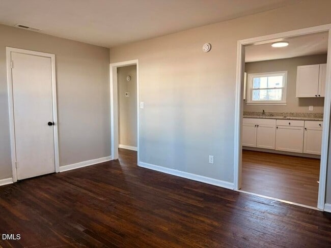 Building Photo - 910 E Divine St