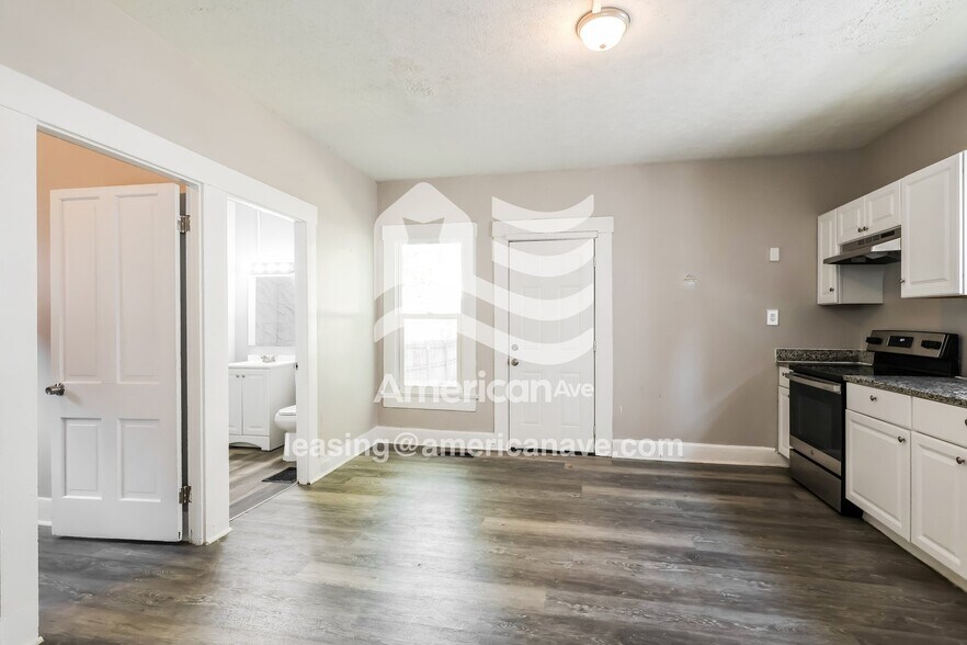 Building Photo - 603 E Oak St