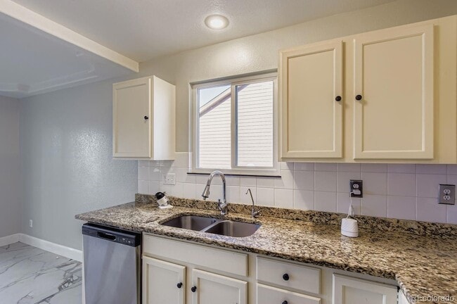 Building Photo - 4925 Freeport Wy