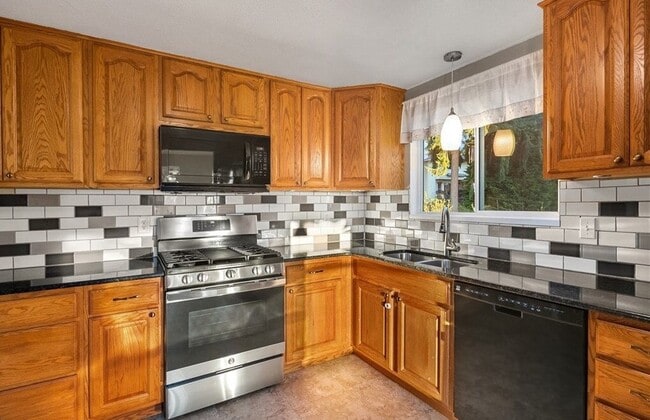 Building Photo - 4 Bed, 2.5 Bath Conveniently-located Single-family House Available for Rent!