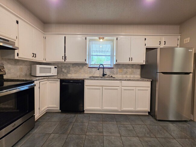 Building Photo - Cute 4 bedroom home in Shawnee