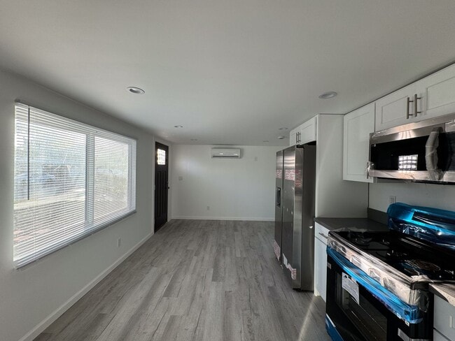 Building Photo - Brand New and Stunning 1+1 Reseda ADU
