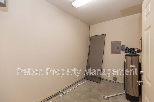 Building Photo - 6910 Logan Pl