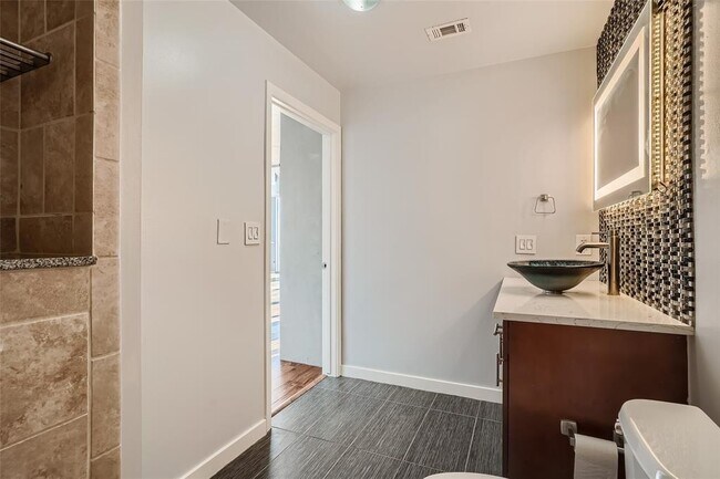 Building Photo - 360 Nueces St