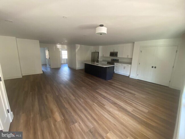 Building Photo - 1087 Mt Tom Rd