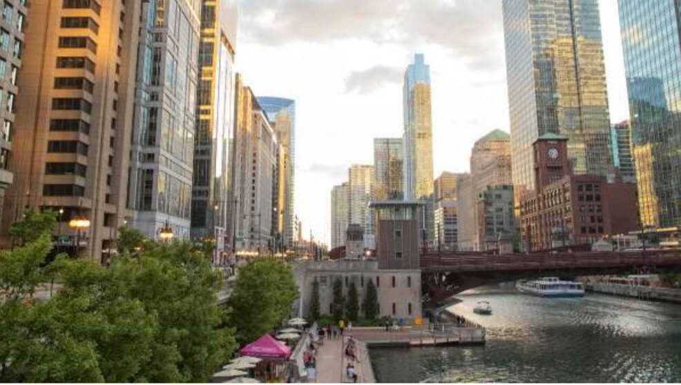 Walk to lake and Riverwalk - 208 W Washington St