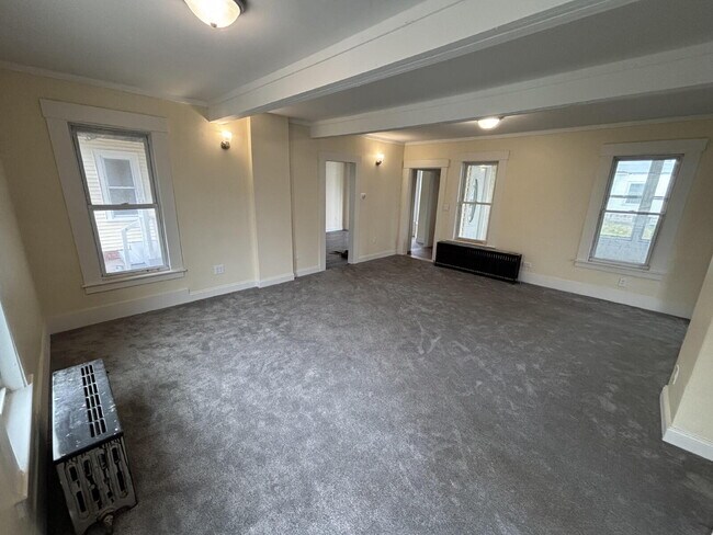 Building Photo - Newly Renovated 3BR Apartment with Modern Updates – Convenient Location!