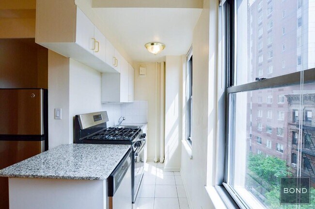 Building Photo - 301 E 38th St