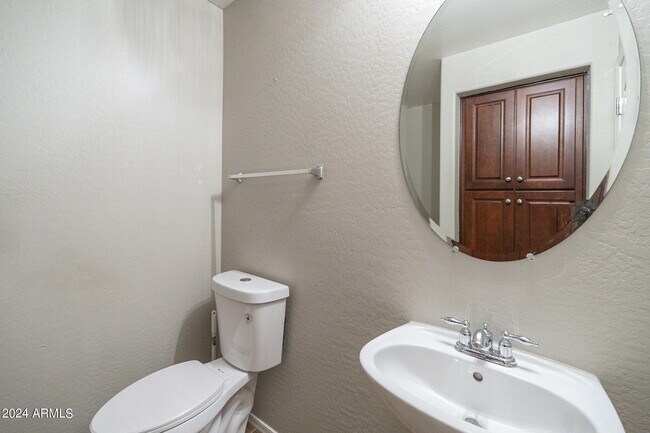 Building Photo - 2873 E Bart St