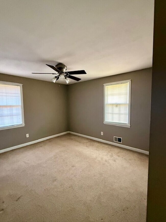 Building Photo - 2BR Brick Ranch w/ Carport in Duncan