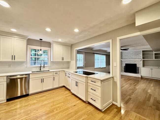 Building Photo - 4-Bedroom Home In Great Neck Meadows! Ready NOW!!! Fenced Backyard! HUGE Corner Lot! Dog Friendly!