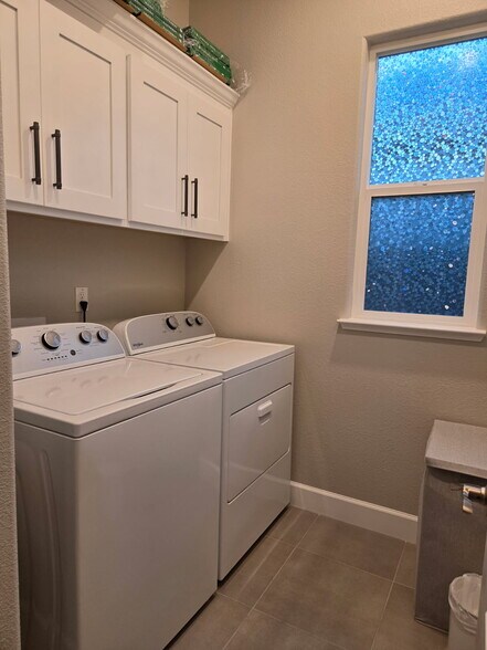 Building Photo - 5049 Cardero Way