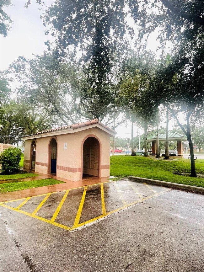 Building Photo - 2736 S University Dr